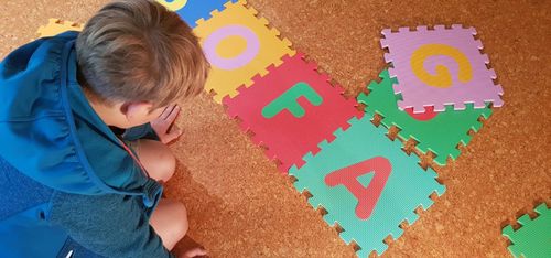 Ein Kind das mit Buchstaben spielt